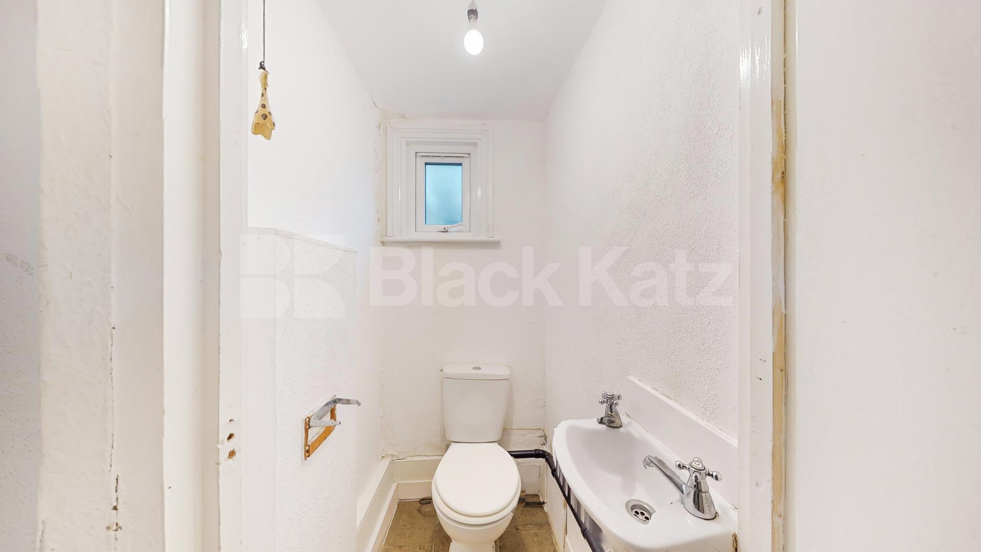 			4 Bedroom, 1 bath, 1 reception Flat			 Shepherds Bush Road, Hammersmith